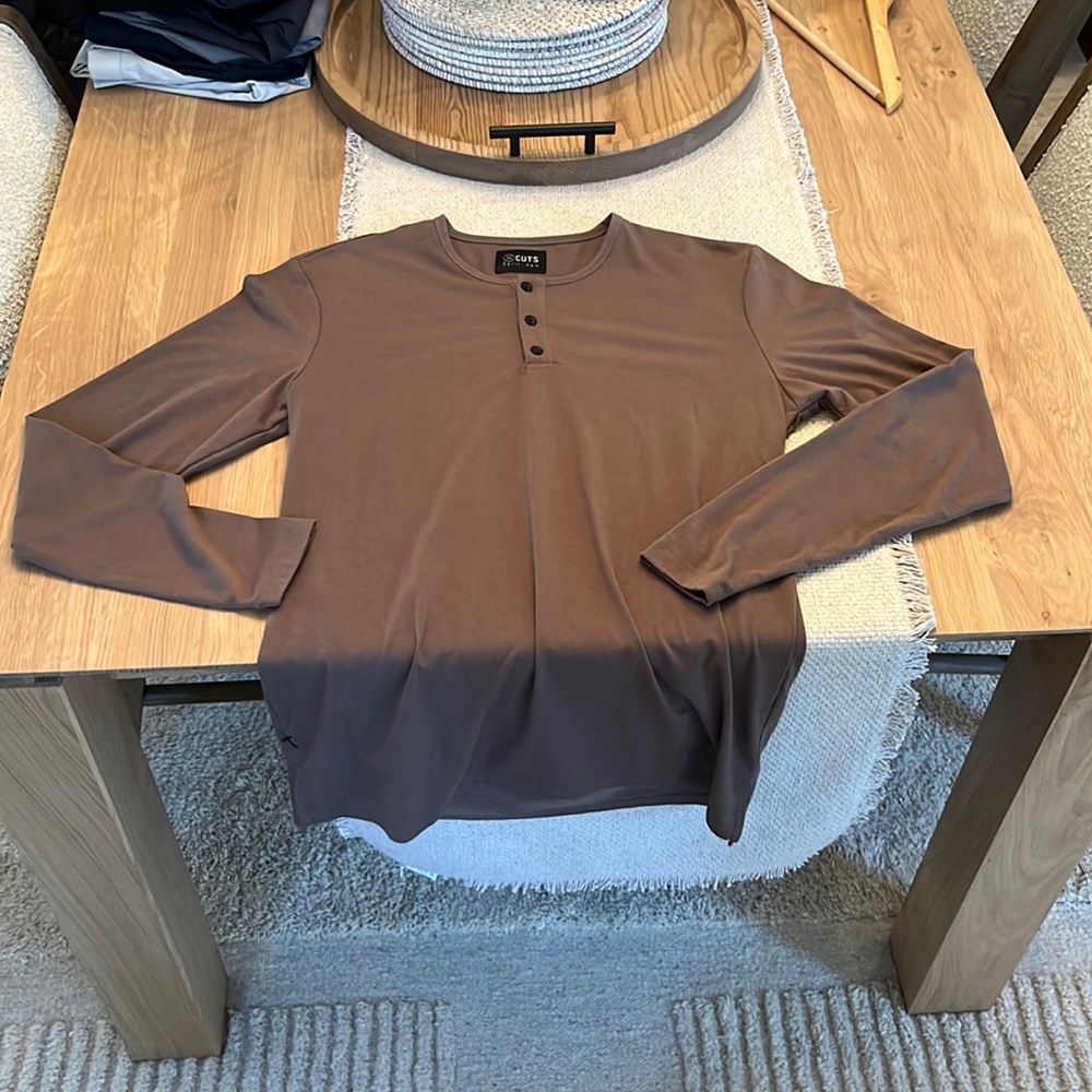 Cuts men’s split-hem long sleeve Henley shirt brown -